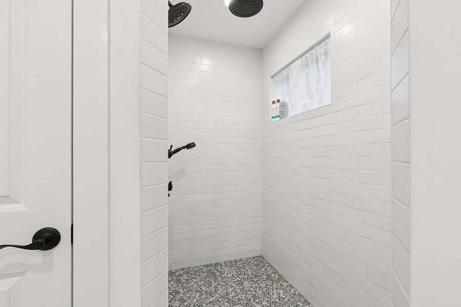 Master en-suite bathroom, toilet room, shower and separate soaking tub