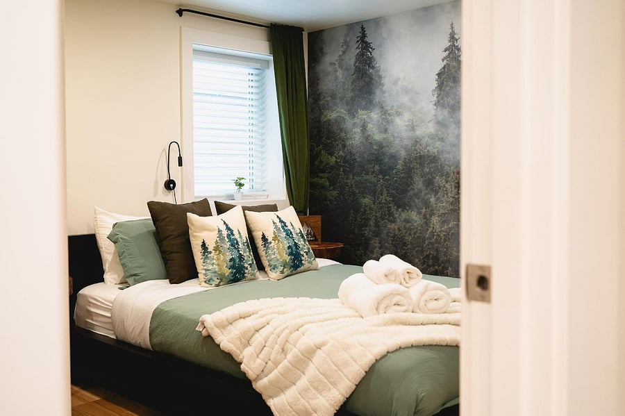 The Mural Room : Forest themed bedroom with mural accent and soft bedding  
- Plush pillows and fresh linens for a comfortable retreat  
- Relaxing space with cozy decor and calming nature tones  
- Smart TV with streaming channels, sound machine/phone charger, USB ports
