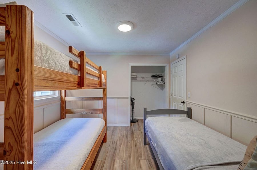 Cozy bunkroom, ideal for kids or additional guests, providing a comfortable and practical sleeping space