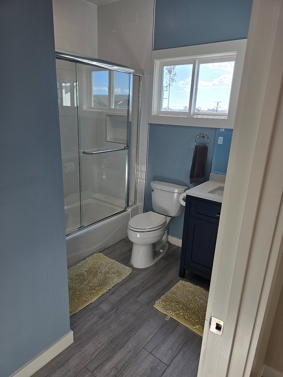 upstairs 2nd full bath