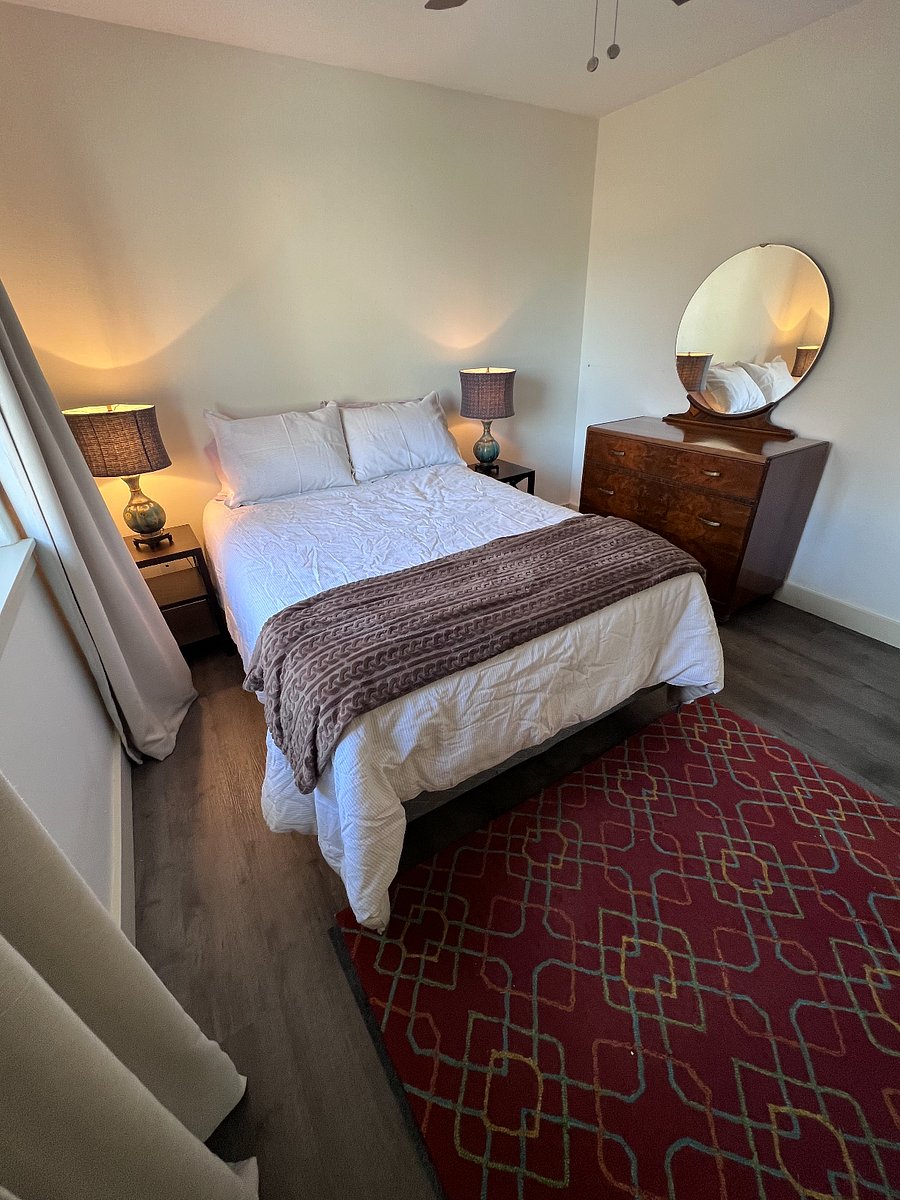 Hotel grade full sized mattress with high end bedding (option for queen sz if needed)
