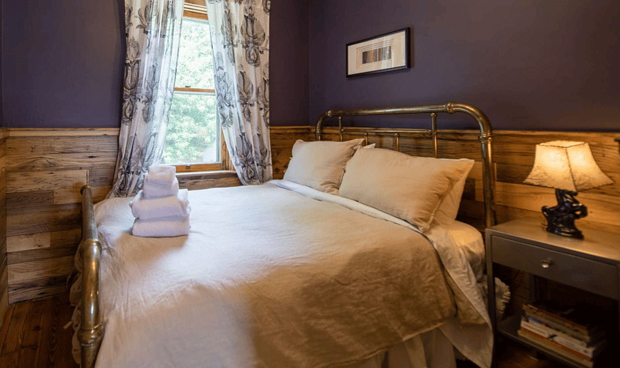 Double Size Bedroom.