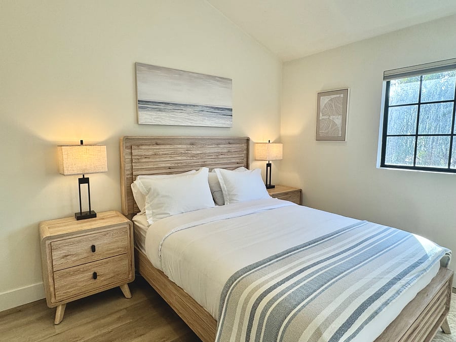 Main bedroom: En-suite bathroom, oversized closets with a closet organizer system, top-down, bottom-up premium blackout shades. Clean, soft carpets. Queen bed