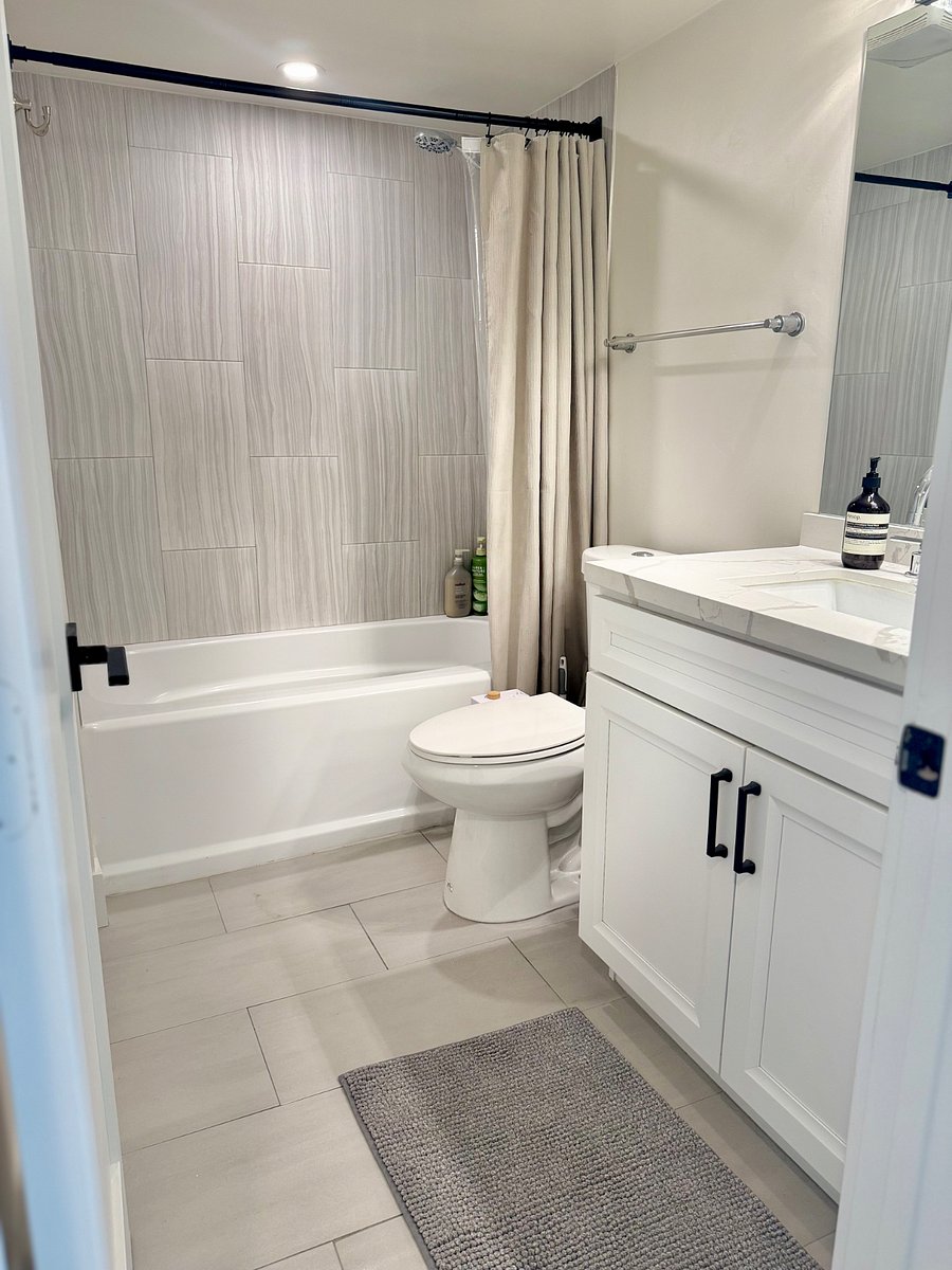 Main Hallway Bathroom w/fresh finishes