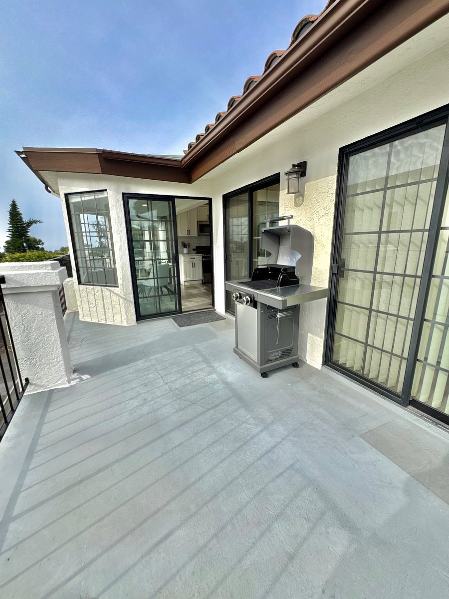 2nd balcony with brand new gas grill.