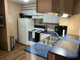 Extra view of kitchen