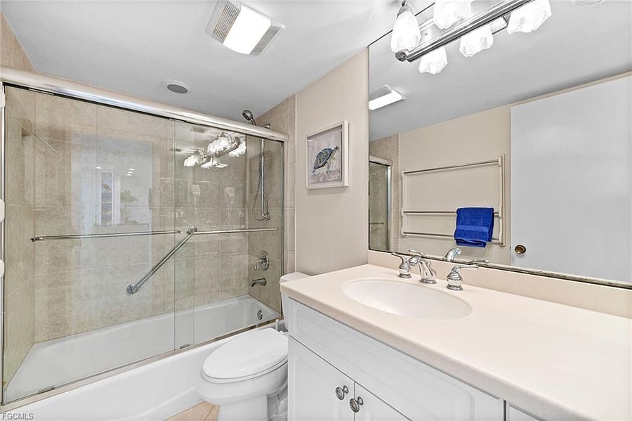Guest bathroom with bath/shower