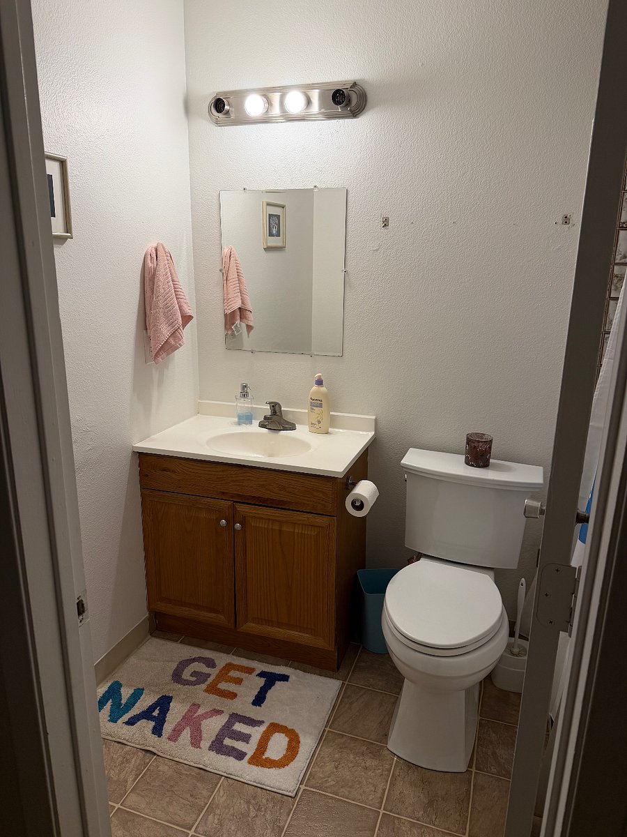 Upstairs hallway full bathroom