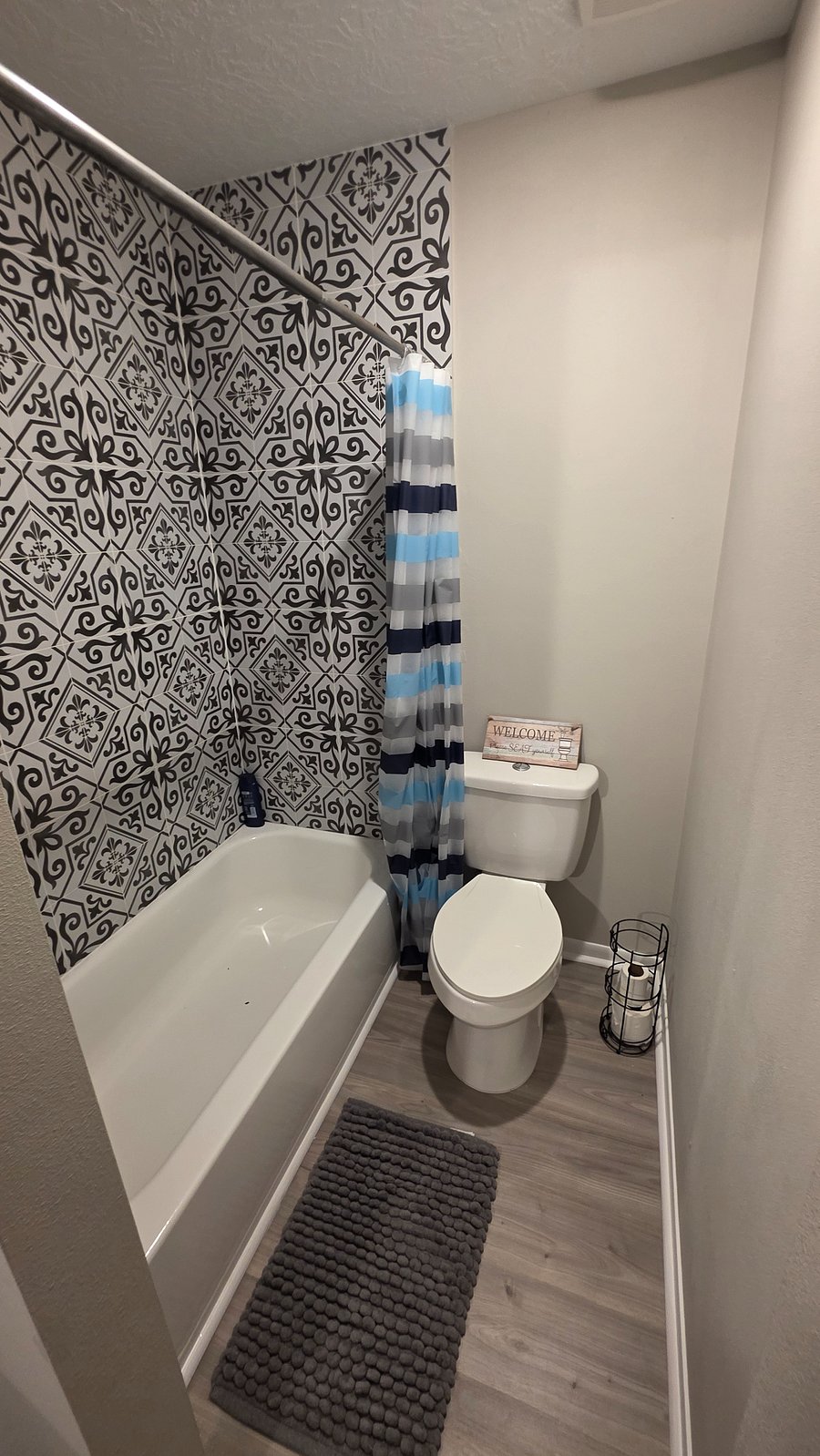Upstairs room 1 & 2 shared restroom