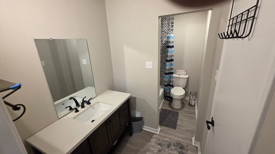 Upstairs room 1 & 2 shared restroom