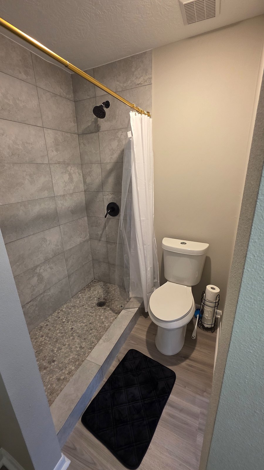 downstairs full restroom