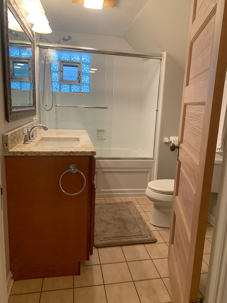 Second Floor Full Bathroom