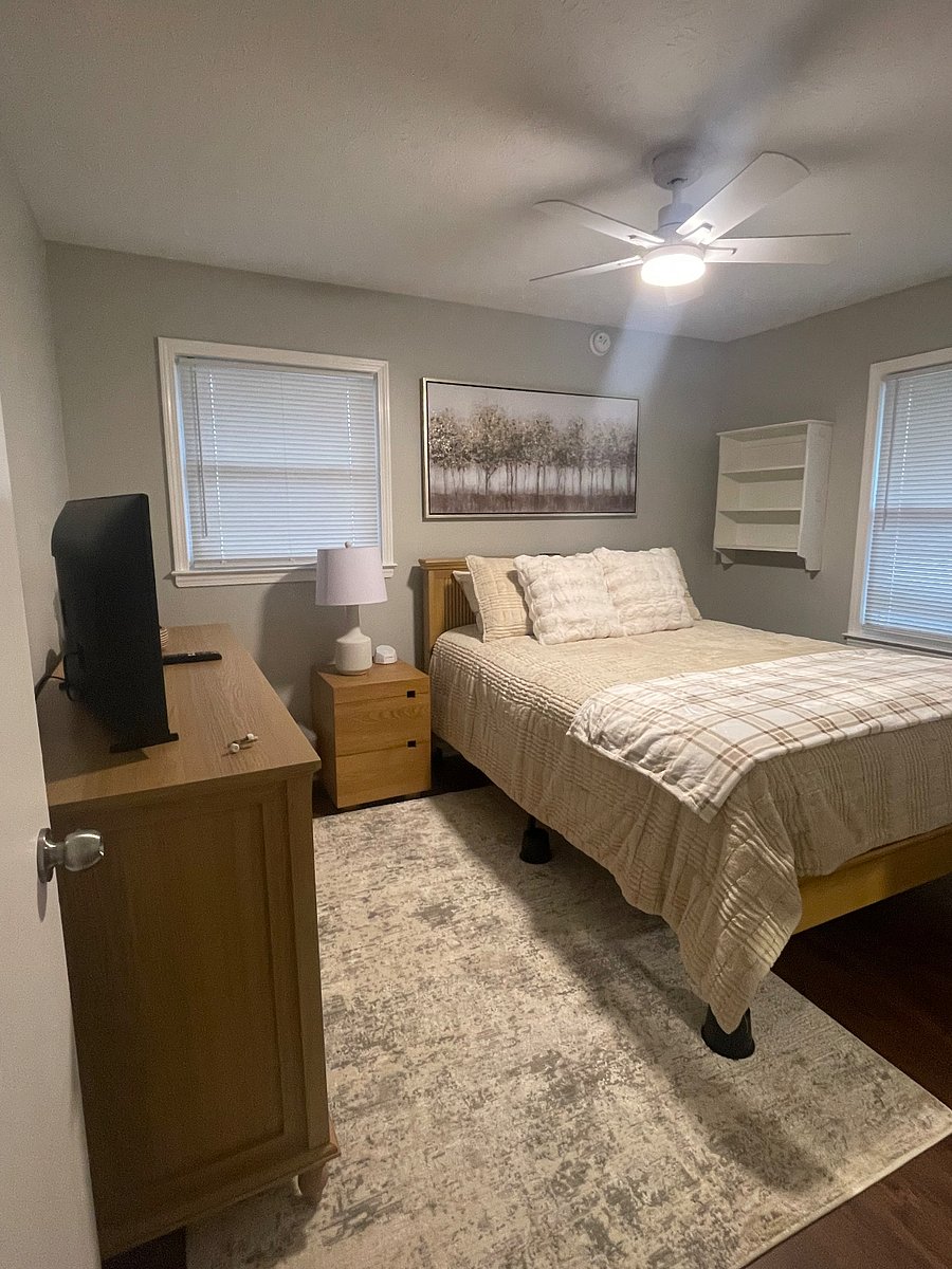 The 2nd bedroom is equipped with a queen size bed , smart TV, updated lighting and ceiling fan. All bedrooms include white noise machines if you prefer sound for sleep.