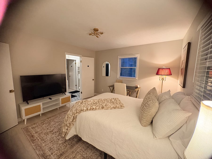 Full bedroom