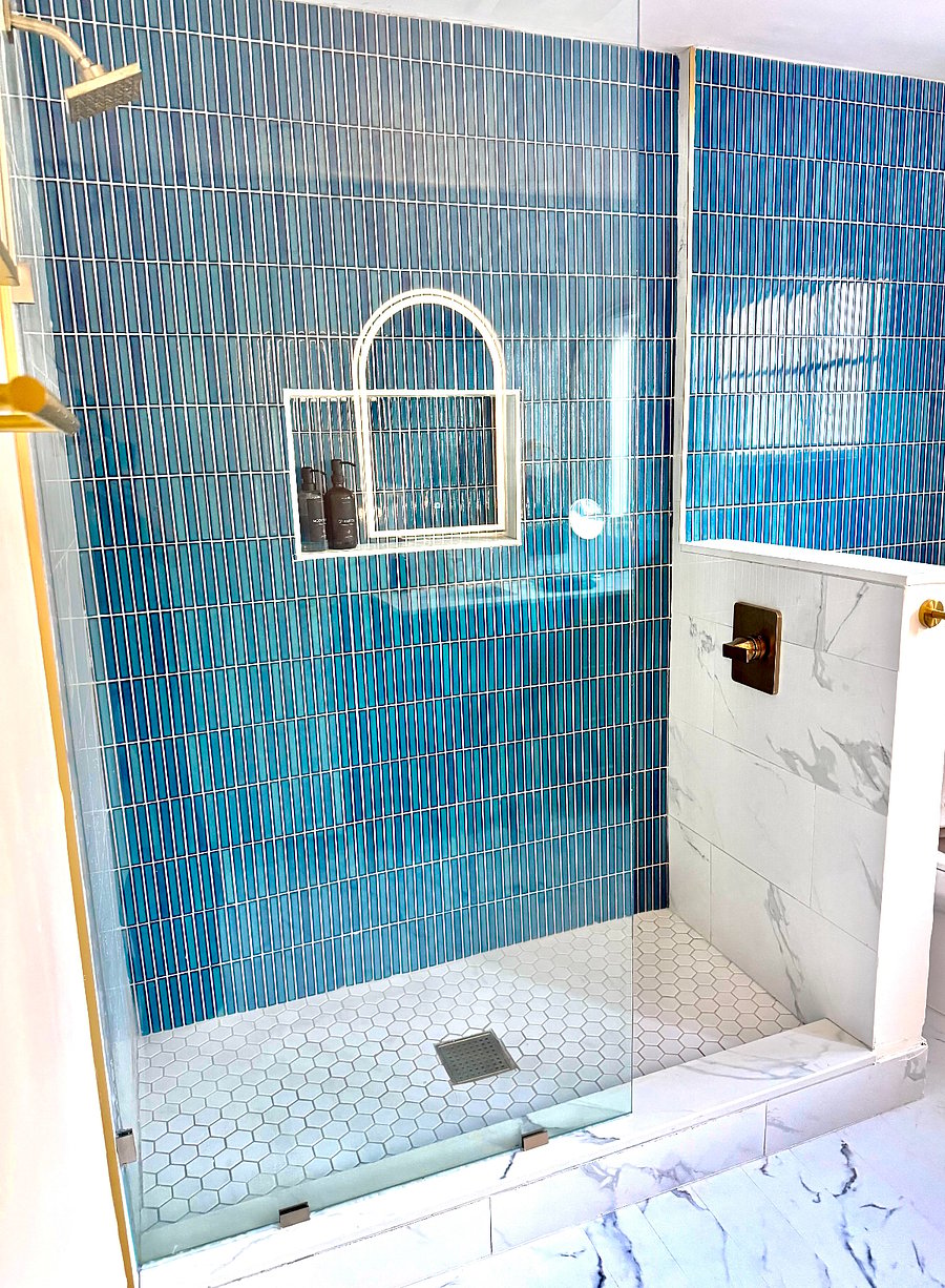 Shower handle placed opposite shower head so you never have to touch cold water.