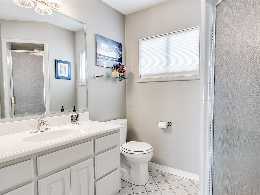 En-suite 2nd bathroom with shower.Mo