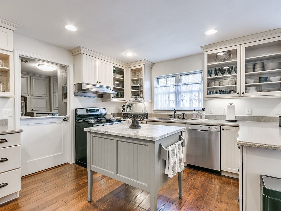 Completely outfitted kitchen with Gas Stove and full sized refrigerator. Quai