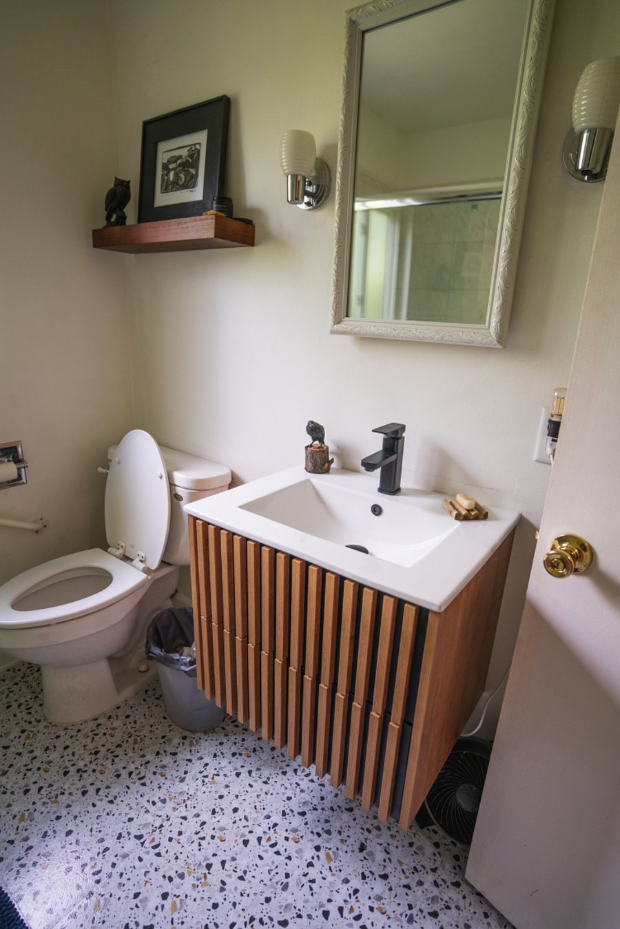 Main floor bathroom w/ shower