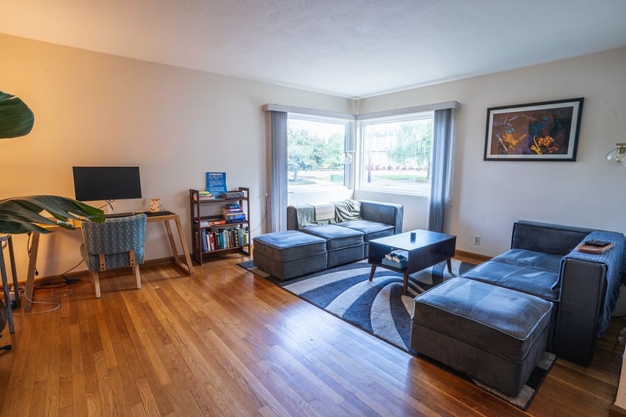 Living Room, get to class at U of O Portland campus in a few short minutes 