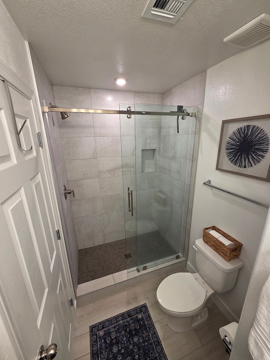 Queen Bedroom en Suite Bathroom - Downstairs