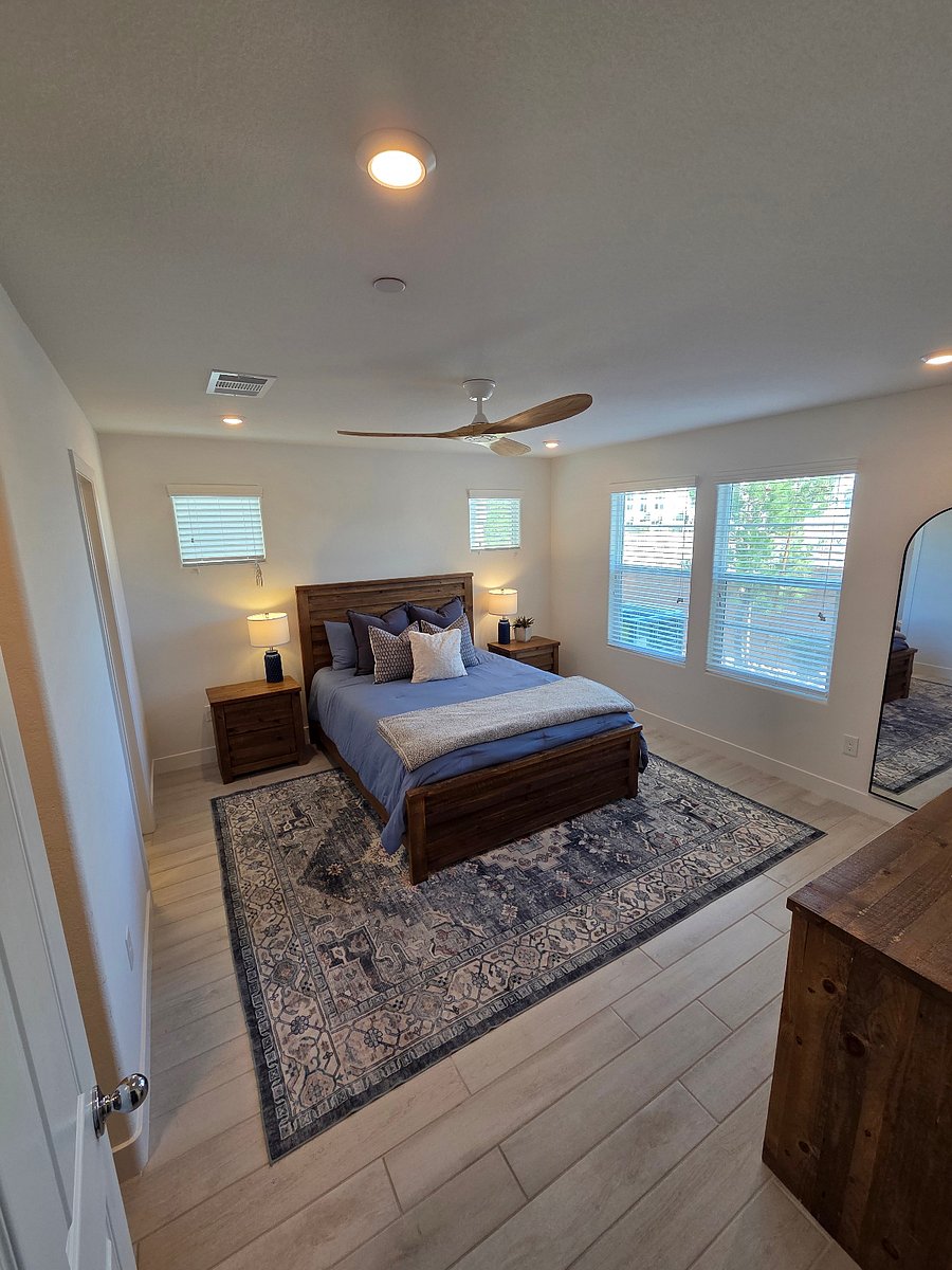 Queen Bedroom - Downstairs