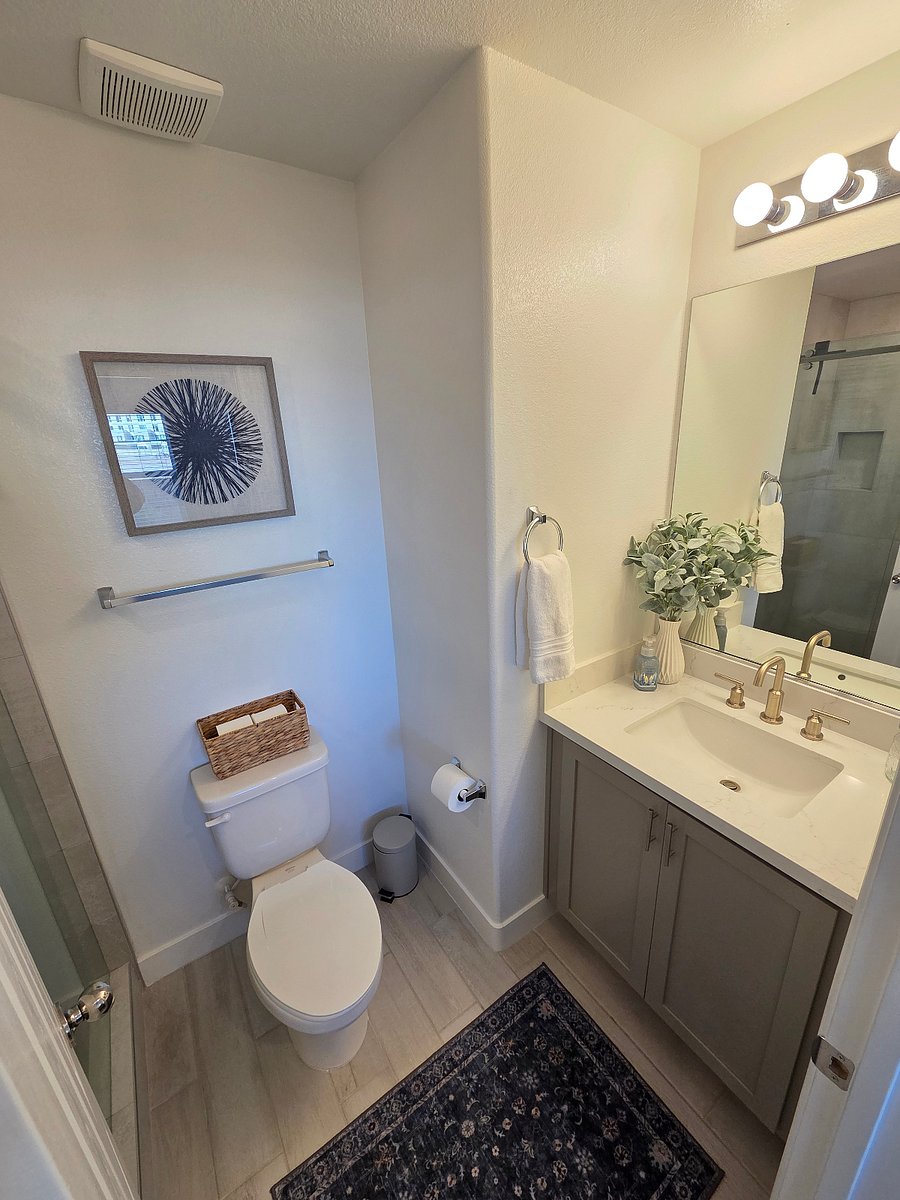 Queen Bedroom en Suite Bathroom - Downstairs