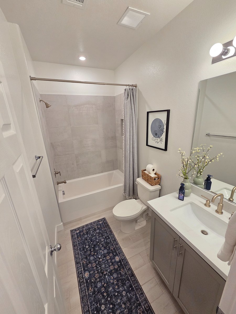 Shared Bathroom - Upstairs