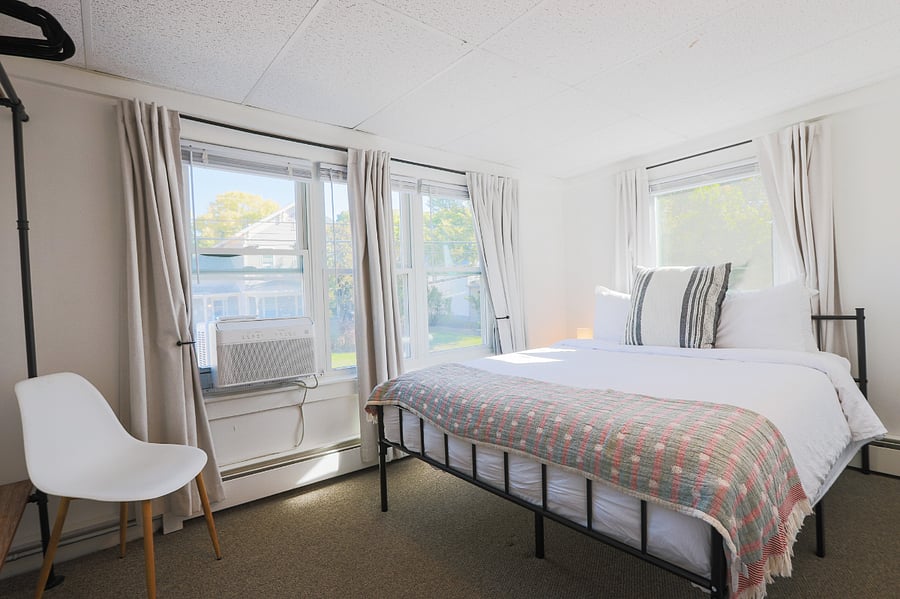 Queen size bed 1
