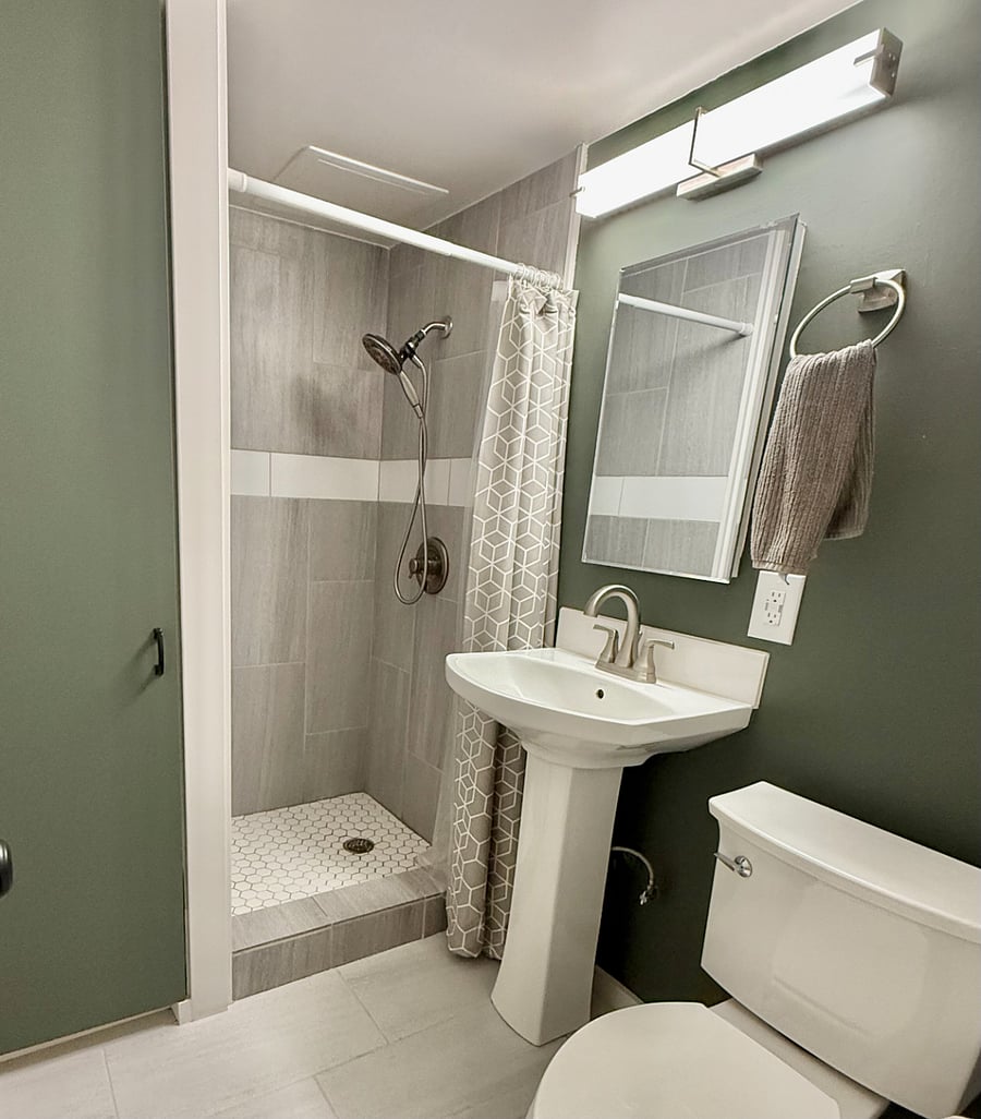 Full Bathroom 2