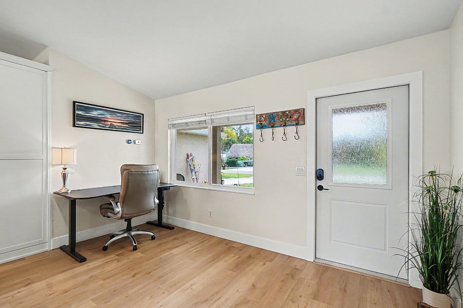 Dedicated work area with desk that is able to go up and down, with a comfortable chair