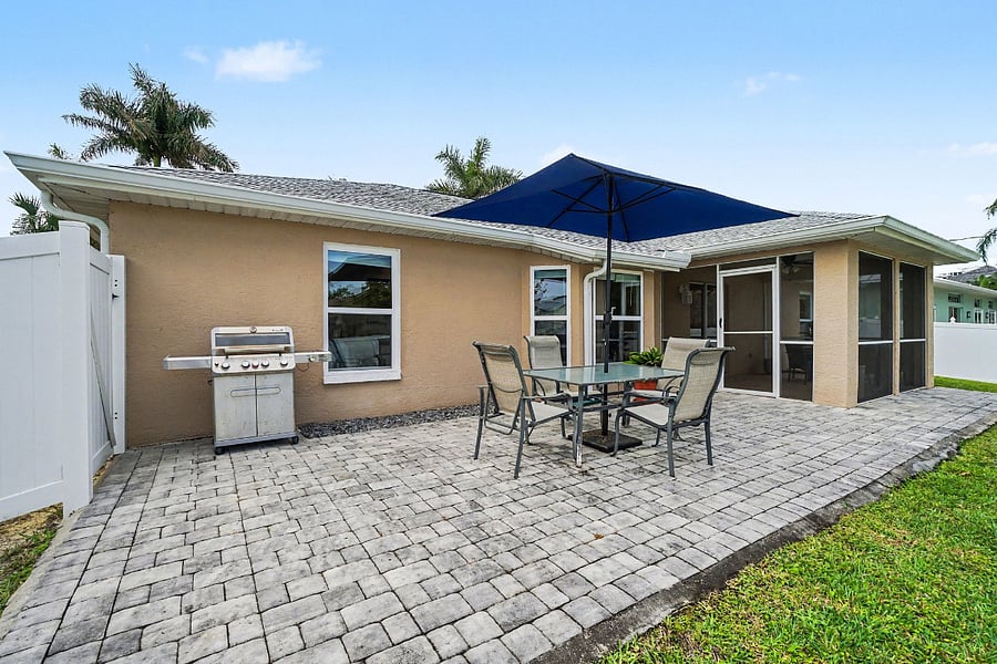 Patio with huge umbrella & gas grill