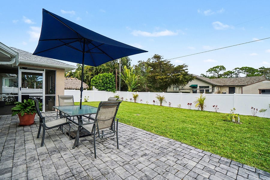 Quiet backyard space, fully fenced for your pets!