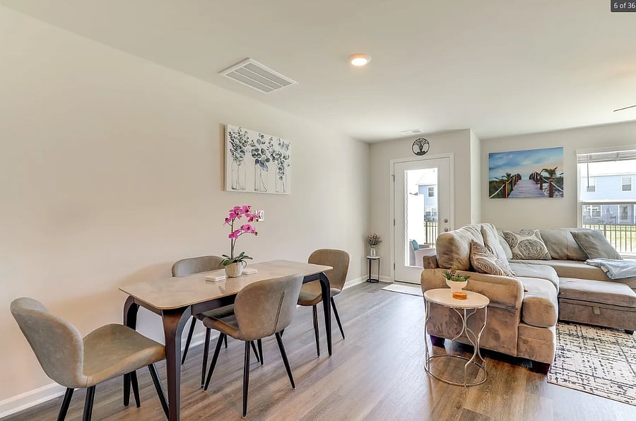 Open Concept Dining Area (Seating for 4)