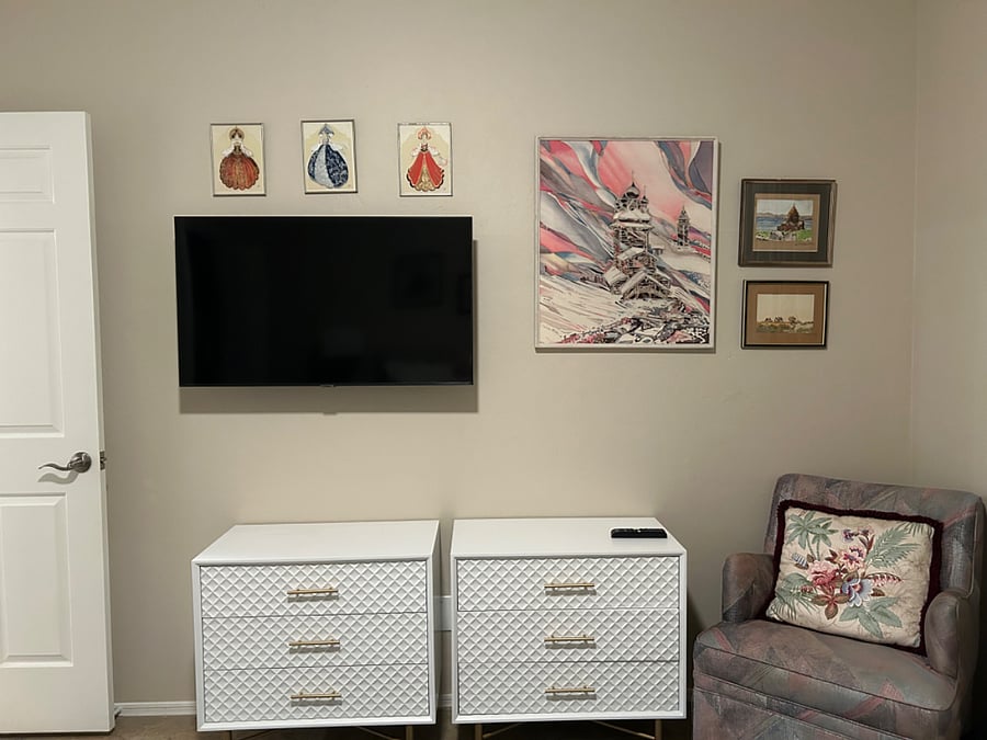 King room TV and dressers