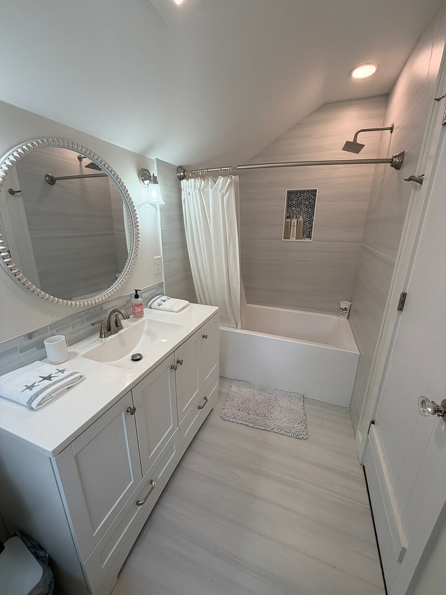 Upstairs Bathroom #2