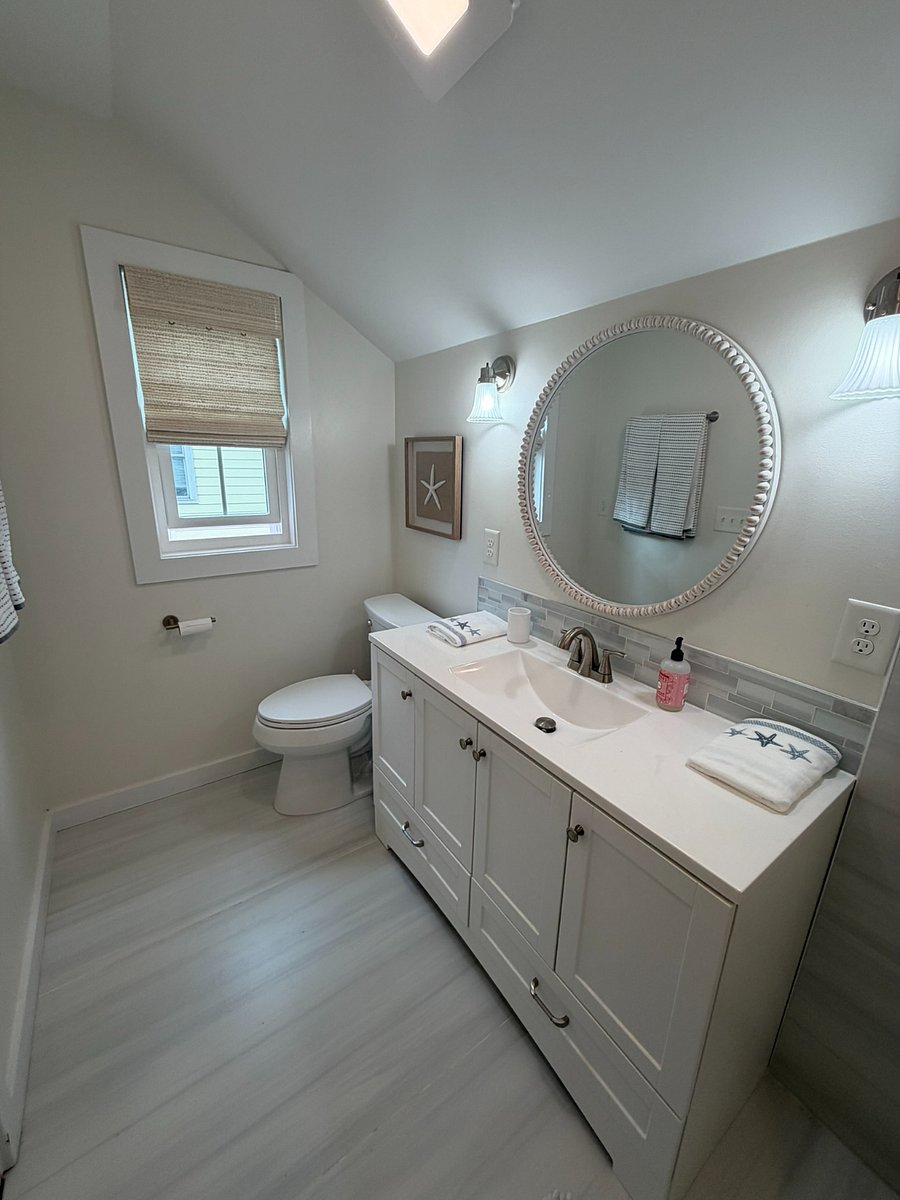 Upstairs Bathroom #2