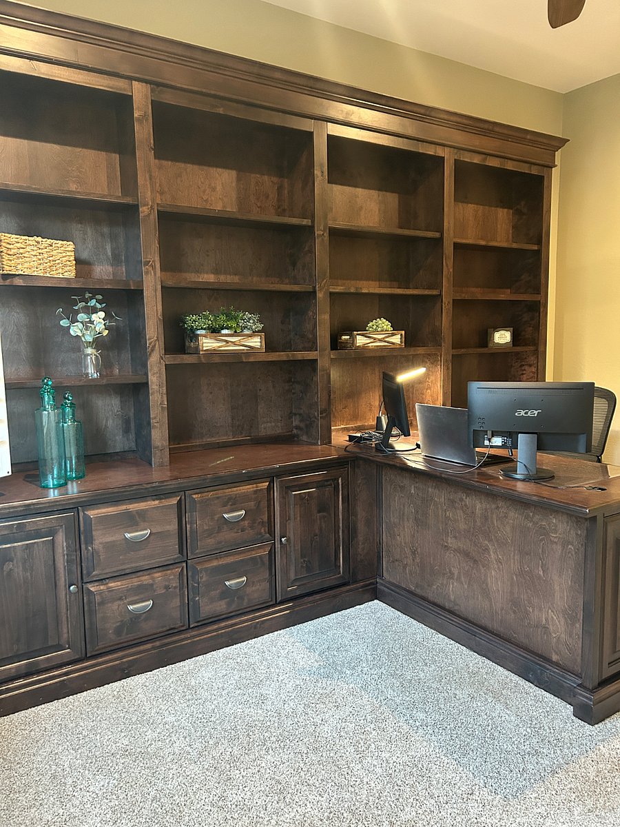 Office with docking station, two monitors and WIFI