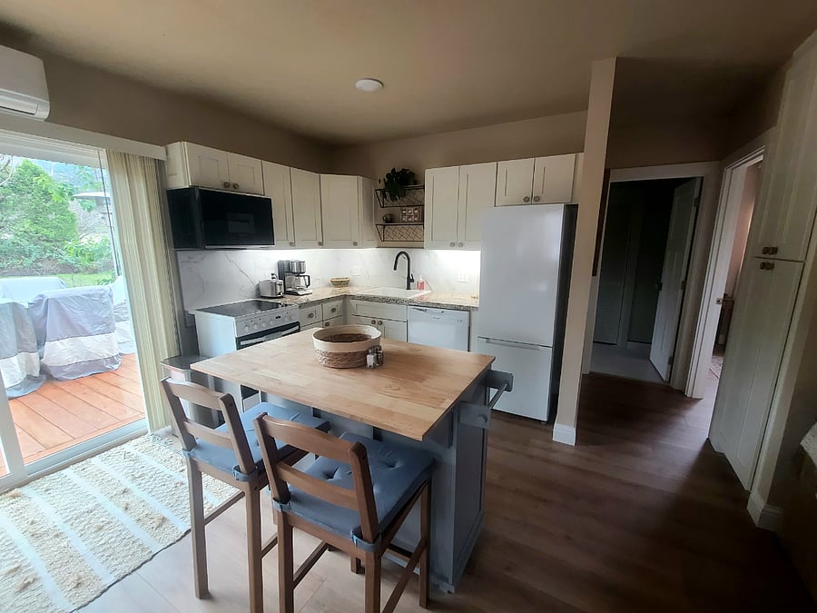 Eat-in kitchen is well appointed.