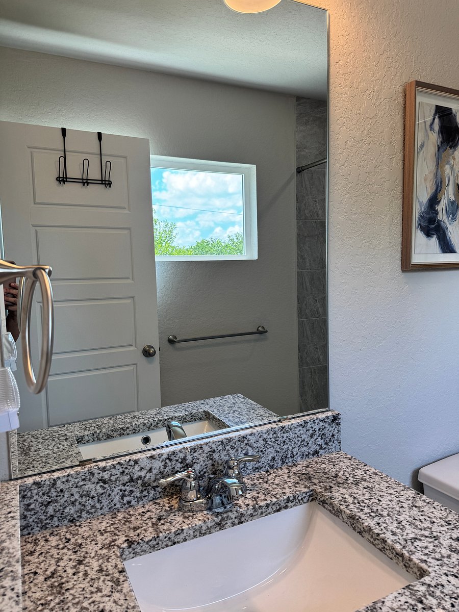 Bathroom 2: tub/shower