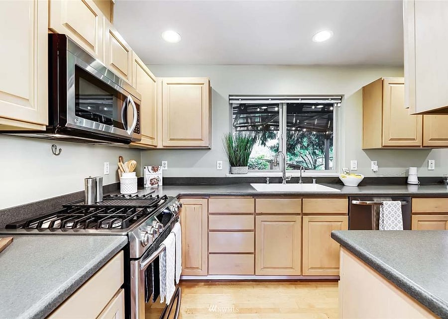 Full kitchen