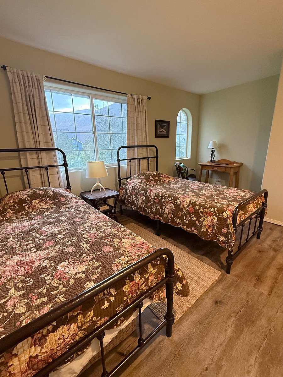 2nd bedroom upstairs