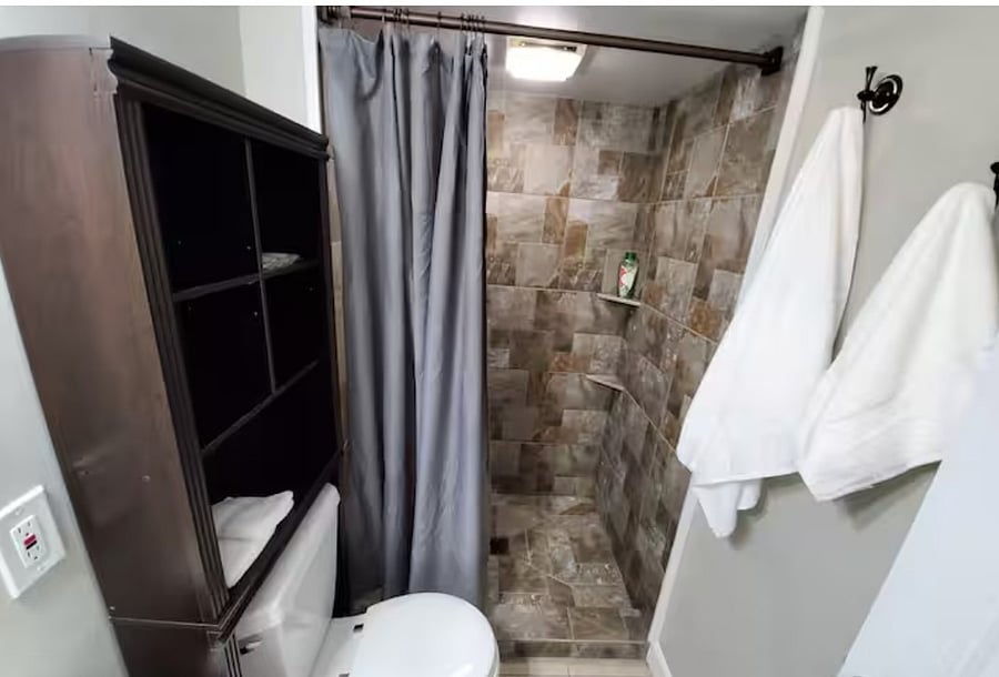 Primary en-suite bathroom