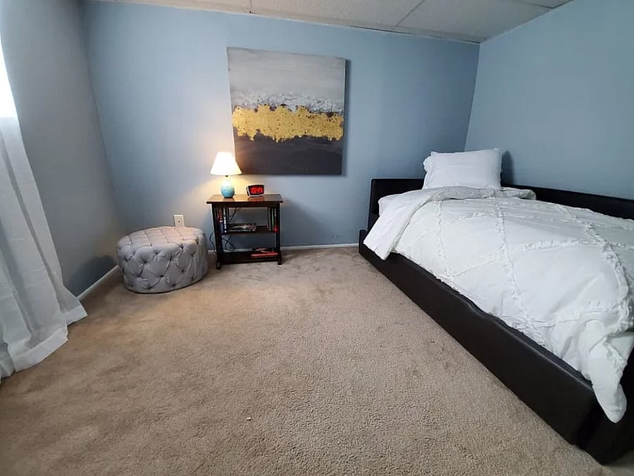 4th bedroom containing two twin beds.
