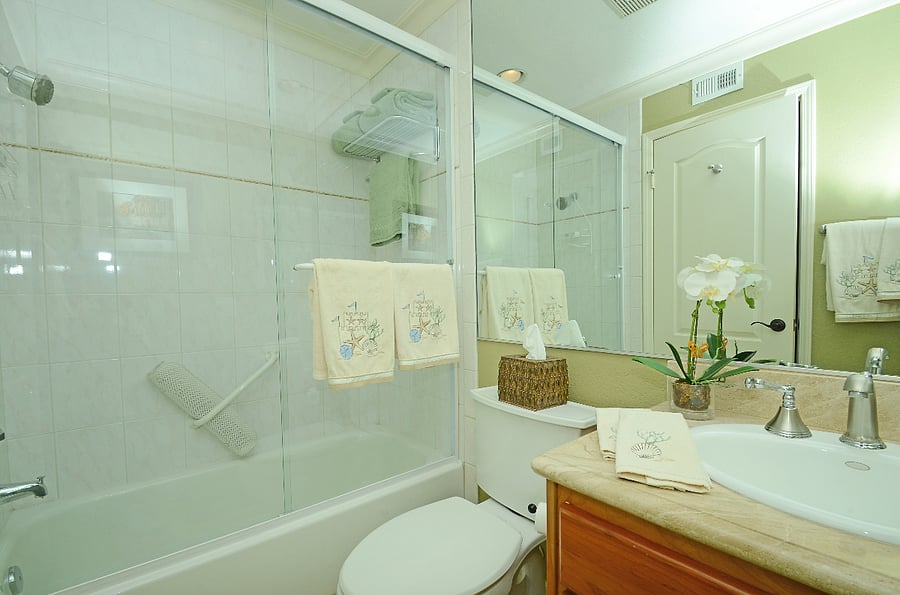 Guest Bathroom with Tub