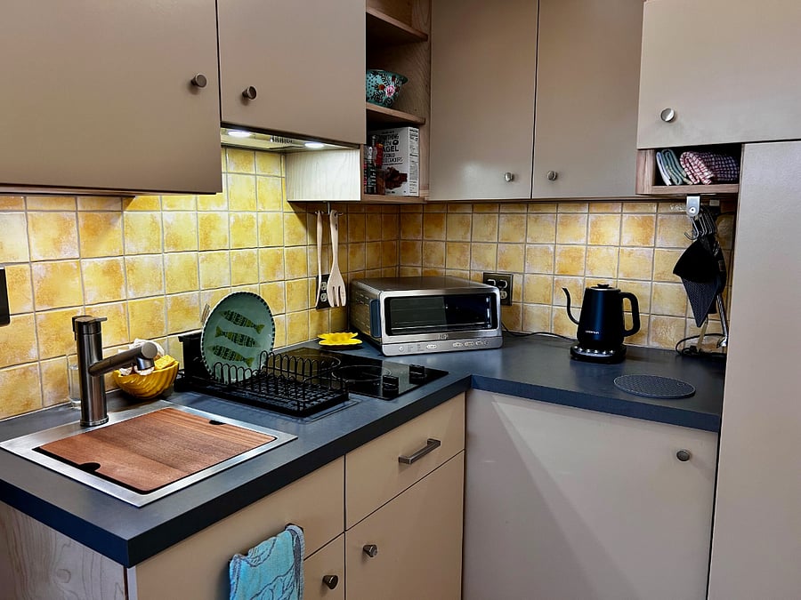 This kitchen is small but mighty -- stocked with everything you need to cook just about anything.