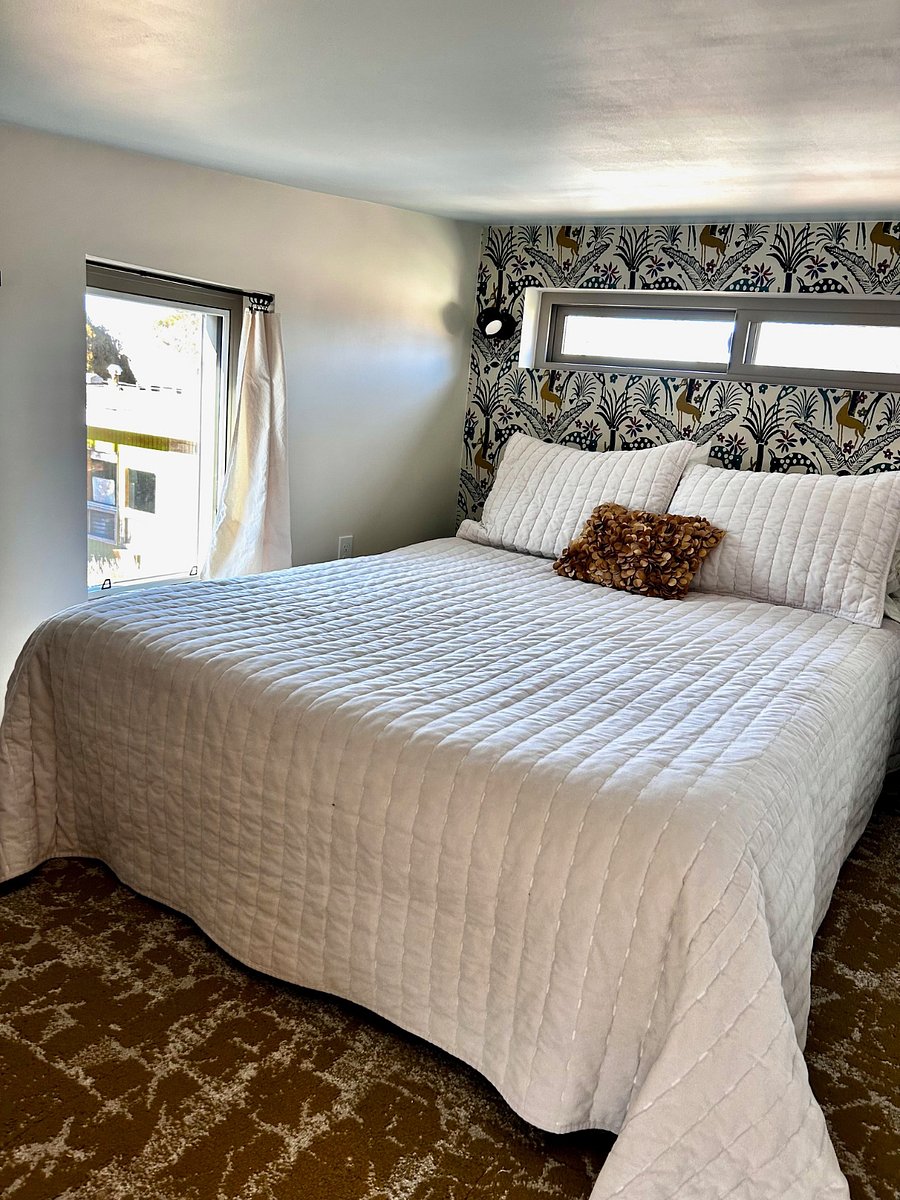 The novelty of the sleeping loft will delight you with it's decor and light filled ambiance. You can even enjoy a colorful sunset out the west view.