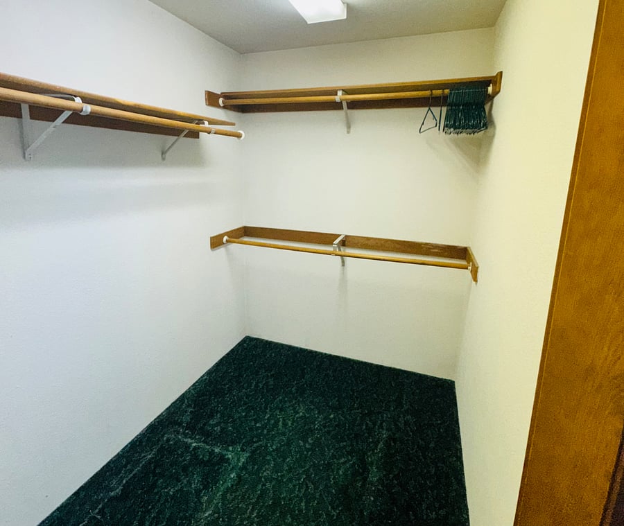 Walk-in closet 