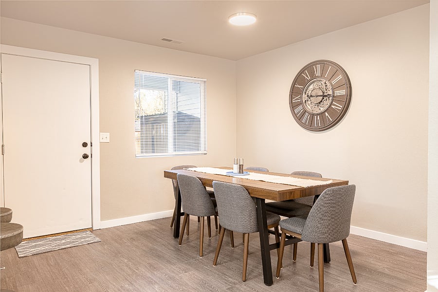 Table that can seat up to 6
