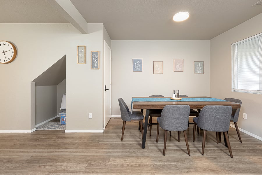 Table that seats up to 6