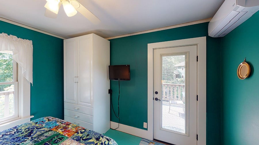 Lakeside Bedroom (Rear)